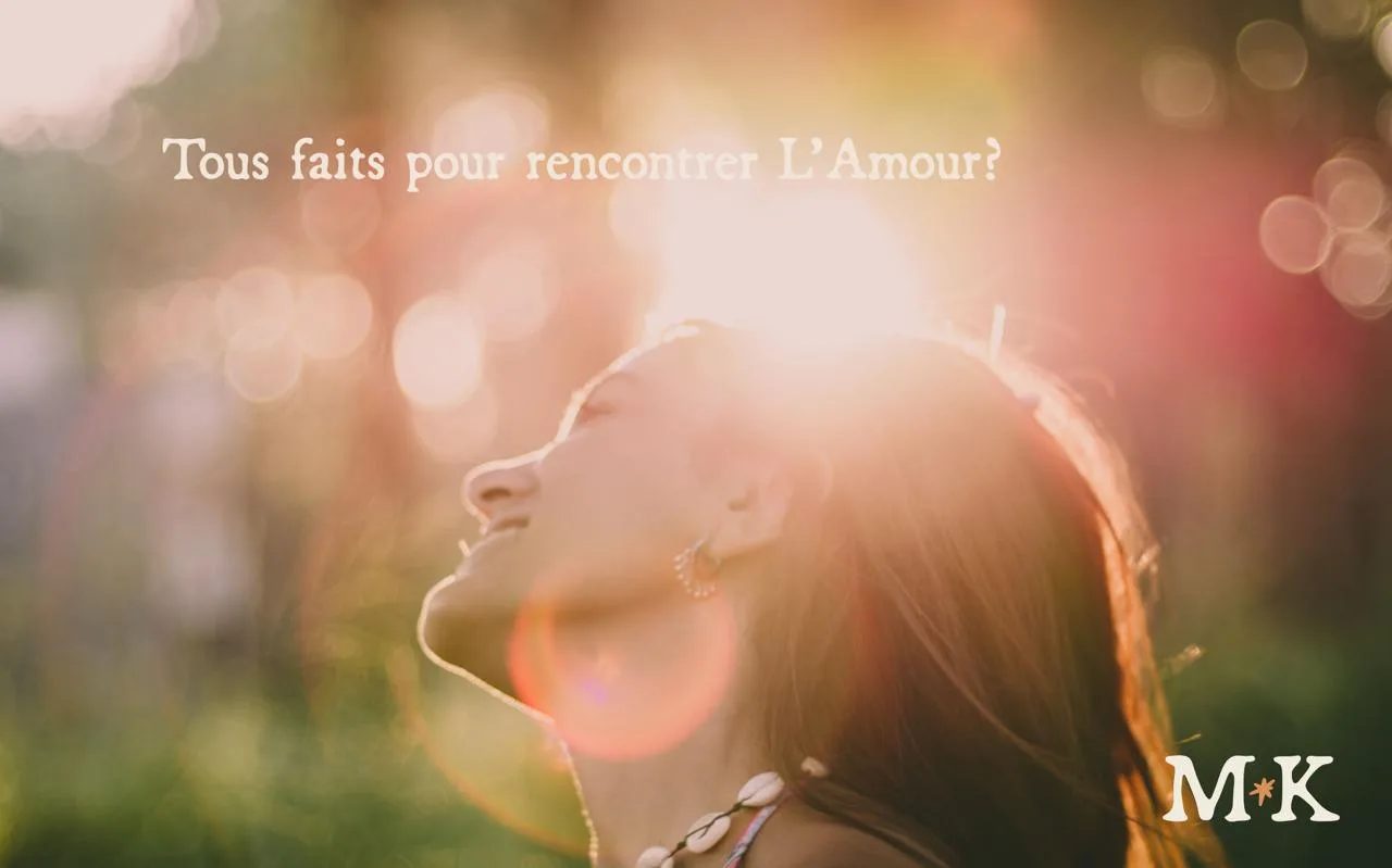 Femme en robe rose fluide au milieu de la végétation, évoquant le chemin intérieur vers l'amour